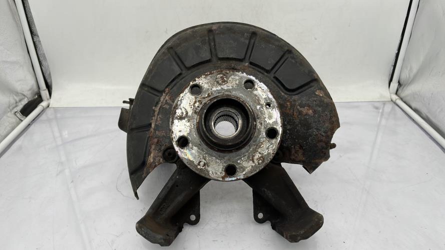 Fusee avant gauche VOLKSWAGEN GOLF 5 Diesel