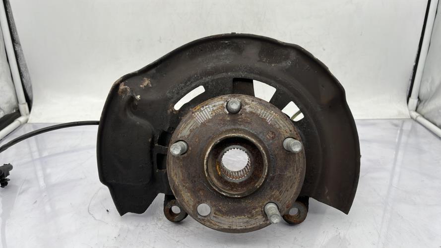 Fusee avant gauche TOYOTA VERSO PHASE 1 Diesel