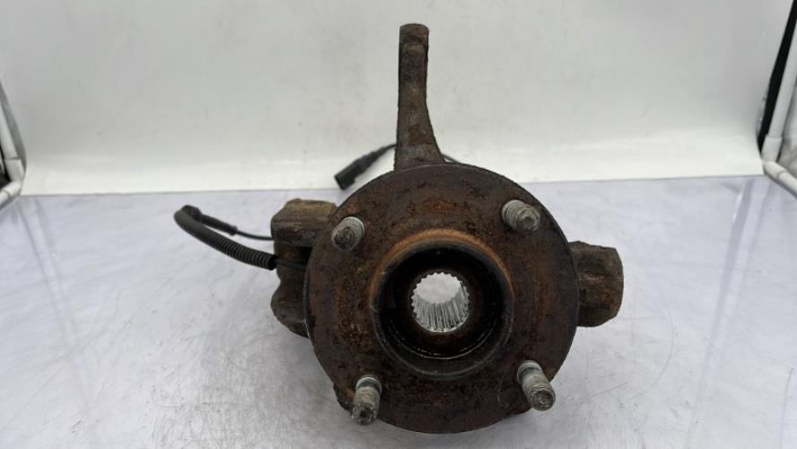 Fusee avant gauche FORD FIESTA 5 PHASE 1 Diesel