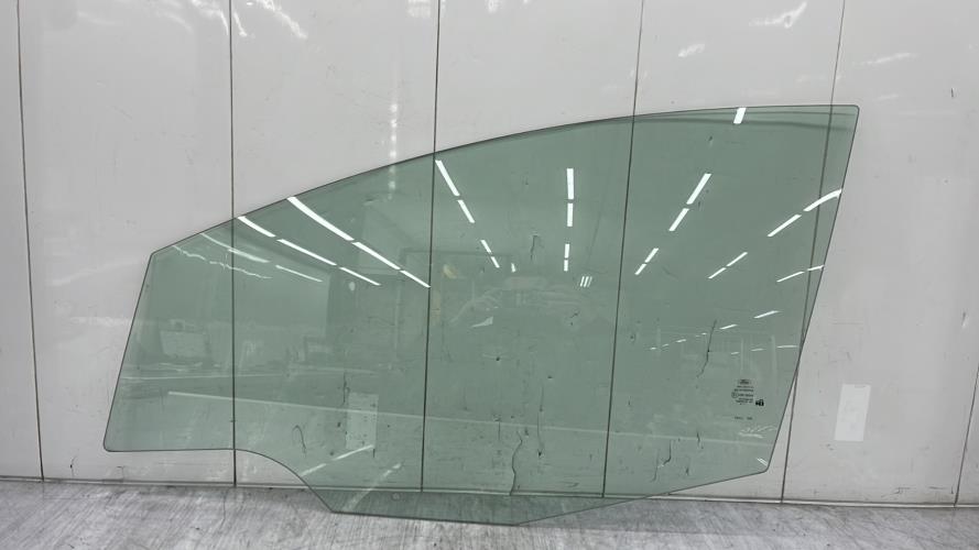 Vitre avant gauche FORD FIESTA 6 PHASE 1 Essence