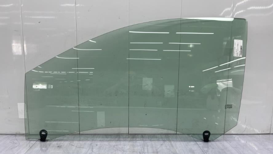 Vitre avant gauche RENAULT CLIO 3 PHASE 1 Essence