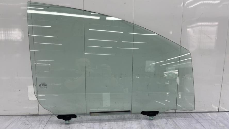 Vitre avant droit TOYOTA YARIS 2 PHASE 2 Essence