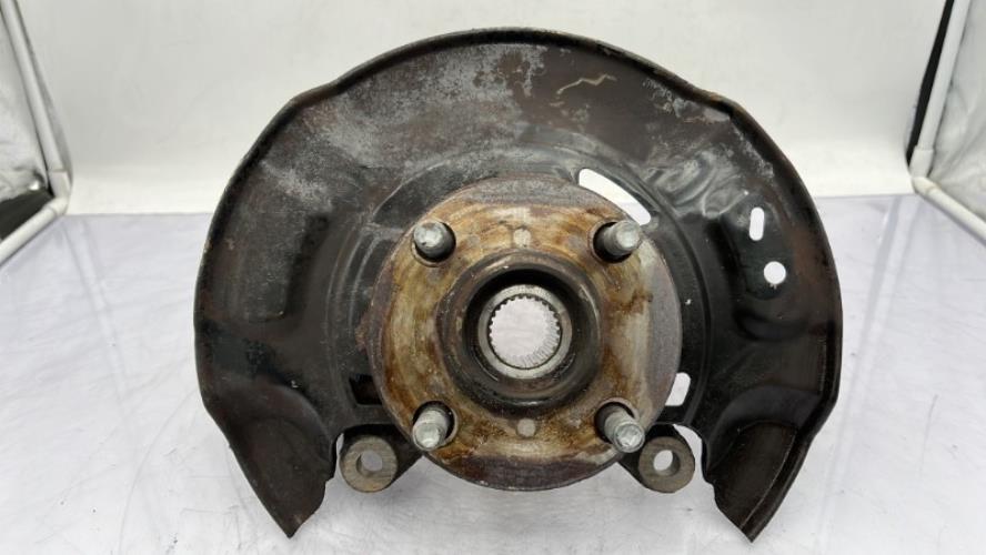 Fusee avant gauche TOYOTA YARIS 2 PHASE 2 Essence