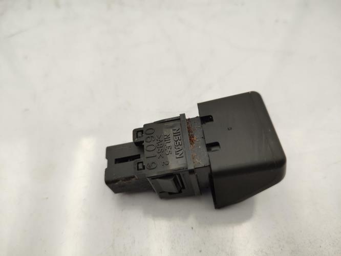 Bouton de warning NISSAN MICRA 3 PHASE 2 Essence