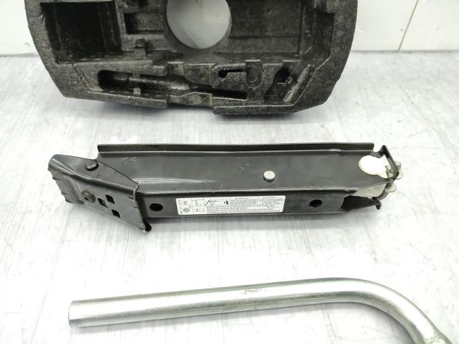 Cric (Ensemble depannage) VOLKSWAGEN POLO 5 PHASE 1 Diesel