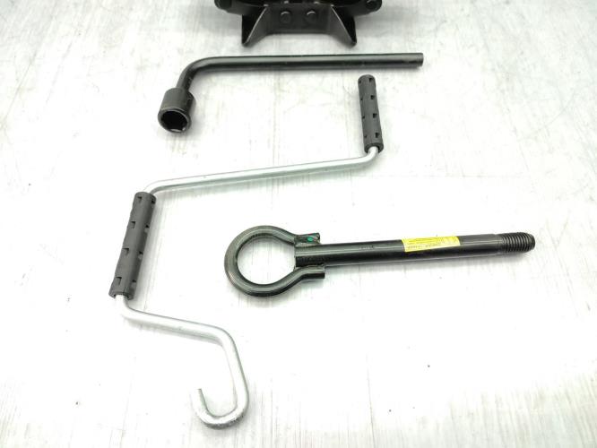 Cric (Ensemble depannage) RENAULT CLIO 2 PHASE 2 Essence