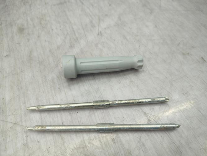 Cric (Ensemble depannage) RENAULT CLIO 2 PHASE 2 Essence