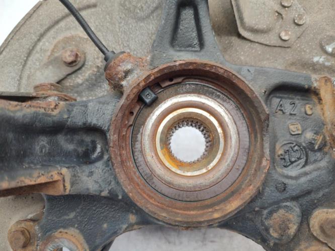 Fusee avant droit PEUGEOT 308 2 PHASE 2 Diesel