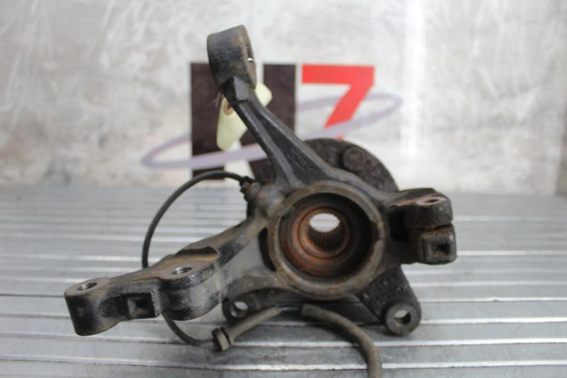 Fusee avant gauche FORD FIESTA 6 PHASE 1 Diesel