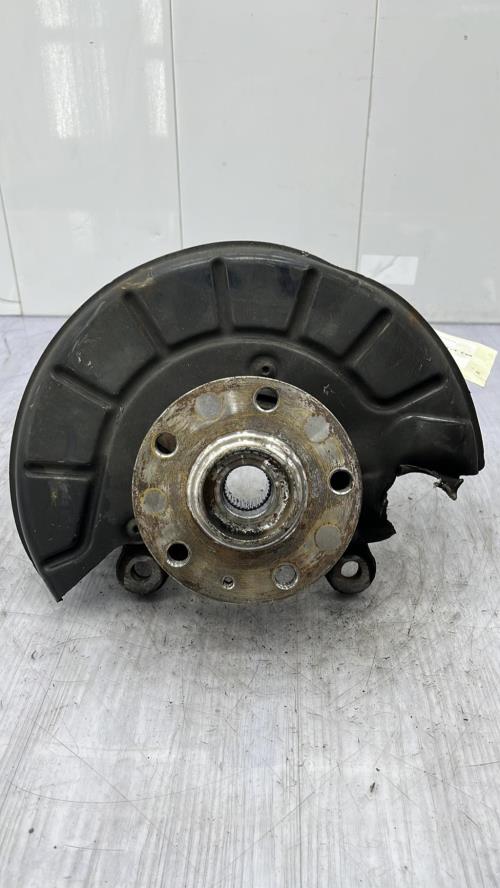 Fusee avant gauche VOLKSWAGEN GOLF 5 Essence