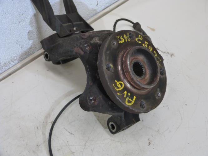 Fusee avant gauche PEUGEOT 206+ Diesel