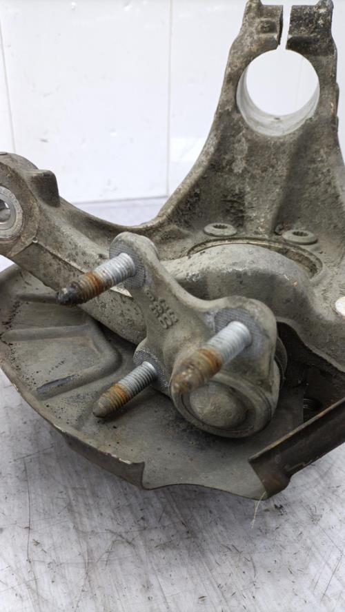 Fusee avant gauche VOLKSWAGEN PASSAT 5 BREAK Diesel