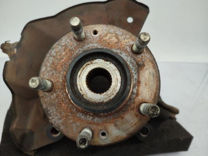 Fusee avant gauche KIA CARENS 3 Diesel