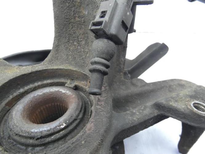 Fusee avant gauche VOLKSWAGEN POLO 4 PHASE 1 Essence