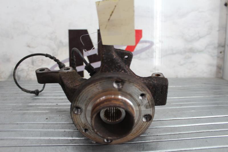 Fusee avant gauche RENAULT CLIO 3 PHASE 2 Essence
