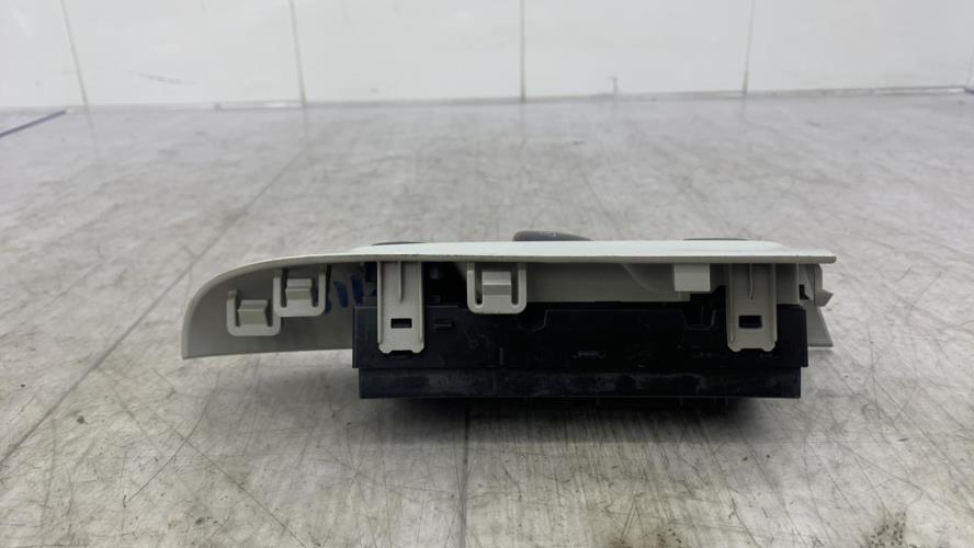 Interrupteur de leve vitre avant gauche NISSAN JUKE 1 PHASE 1 Diesel