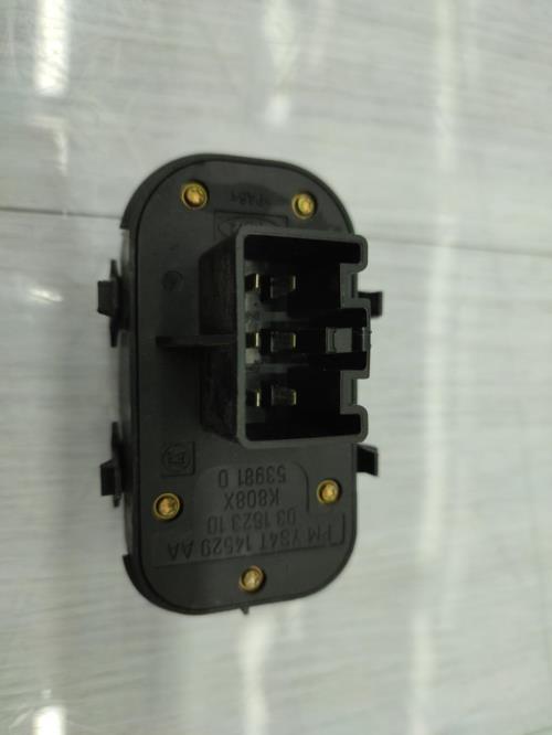 Interrupteur de leve vitre avant gauche FORD FOCUS 1 BREAK Diesel