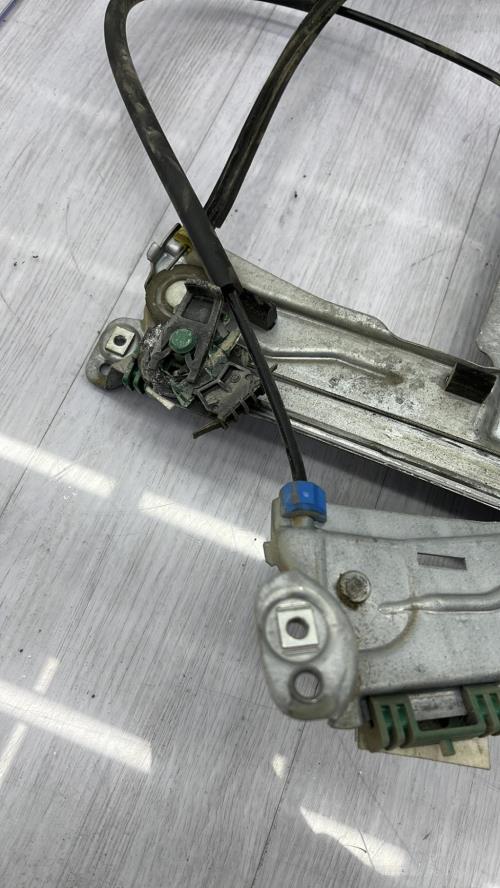 Leve vitre electrique avant droit RENAULT CLIO 3 PHASE 1 Diesel