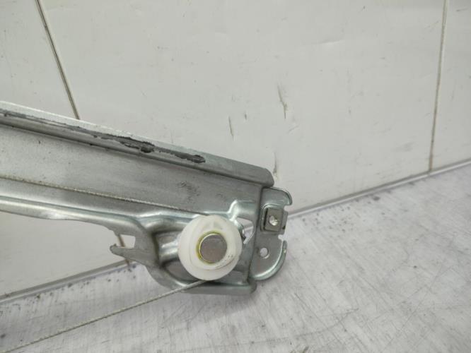 Leve vitre mecanique arriere droit RENAULT CLIO 3 PHASE 2 Diesel