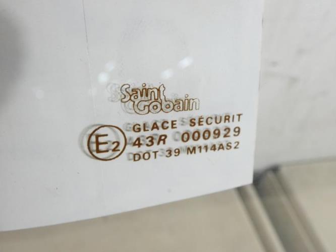 Lunette arriere PEUGEOT 104 Essence