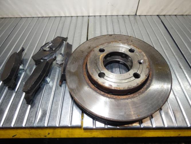 Paire de disques avant (freinage) VOLKSWAGEN POLO 3 PHASE 1 Essence