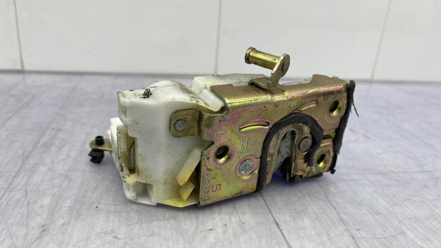 Serrure arriere gauche TOYOTA AVENSIS 1 PHASE 1 Essence