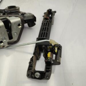 Serrure avant droit TOYOTA AURIS 1 PHASE 2 Essence