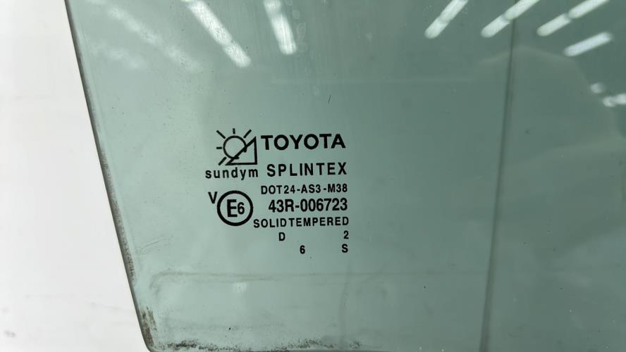 Vitre arriere droit TOYOTA AVENSIS 1 PHASE 1 Essence