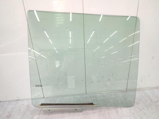 Vitre arriere droit SUZUKI SWIFT 3 Diesel