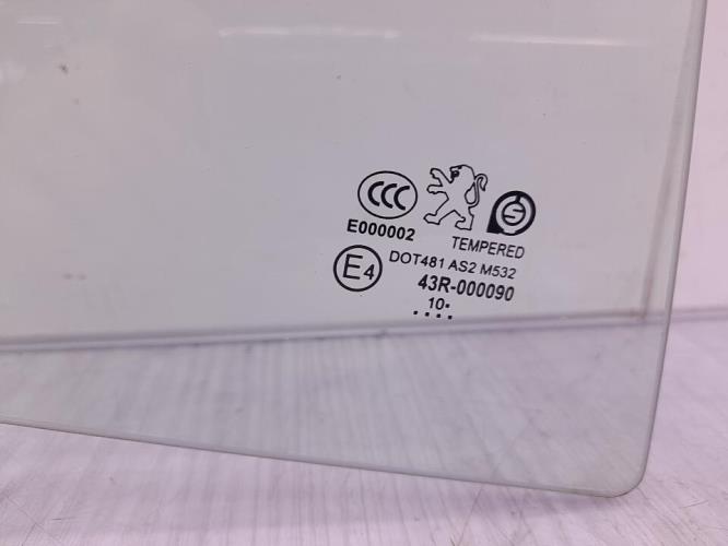 Vitre arriere droit PEUGEOT 206+ Essence