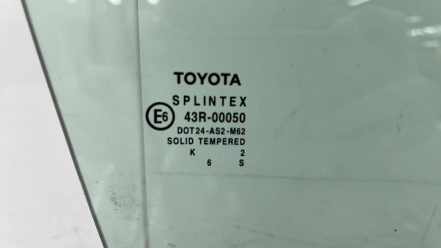 Vitre avant droit TOYOTA AVENSIS 1 PHASE 1 Essence