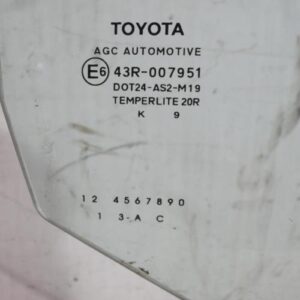 Vitre avant droit TOYOTA YARIS 2 PHASE 2 Essence