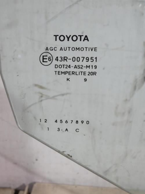Vitre avant droit TOYOTA YARIS 2 PHASE 2 Essence