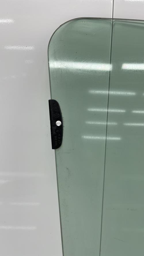 Vitre avant droit RENAULT CLIO 2 PHASE 1 Essence