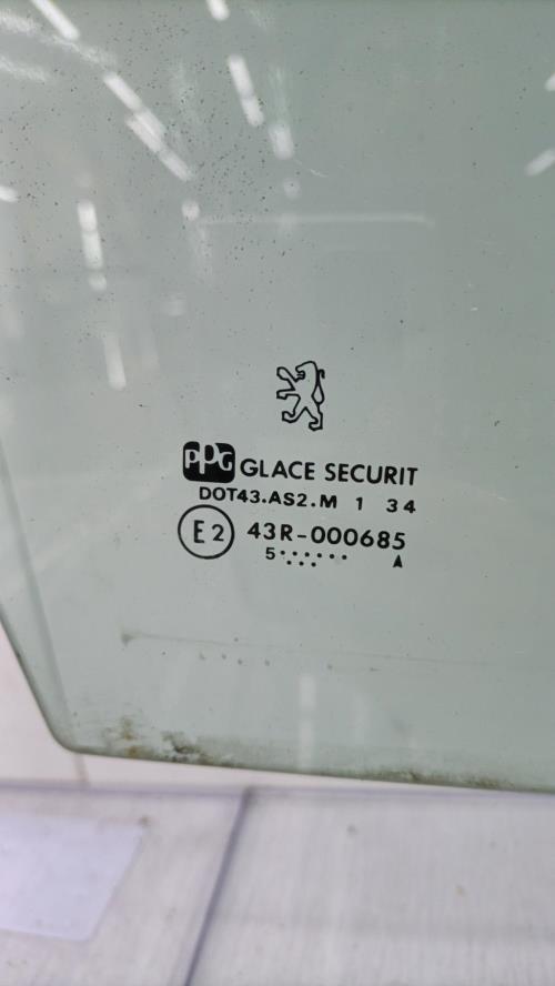 Vitre avant droit PEUGEOT 406 PHASE 1 Essence