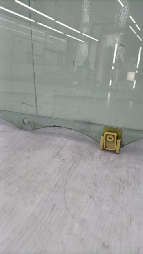 Vitre avant gauche PEUGEOT 107 PHASE 1 Essence