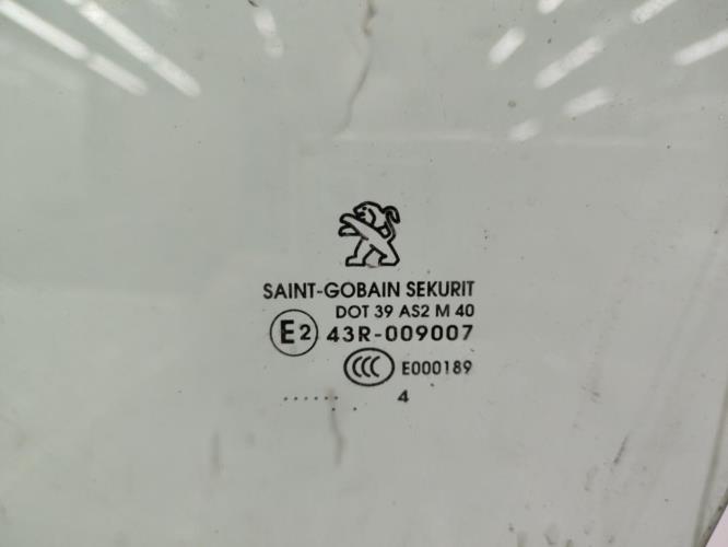 Vitre avant gauche PEUGEOT 208 1 PHASE 1 Essence