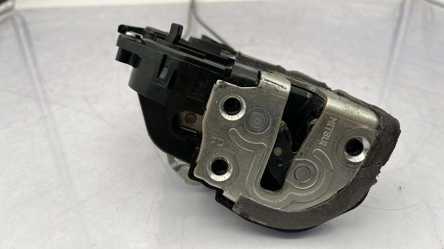 Serrure arriere droit TOYOTA YARIS 2 PHASE 1 Essence