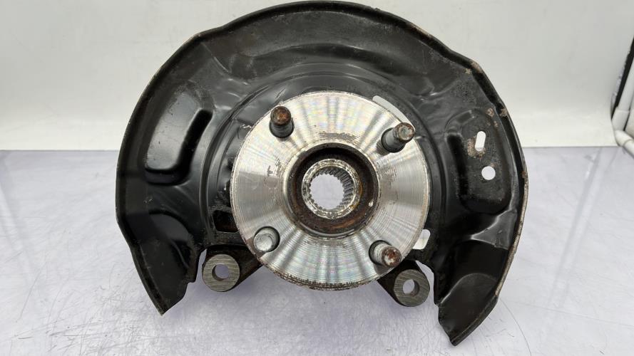 Fusee avant gauche TOYOTA YARIS 2 PHASE 1 Essence