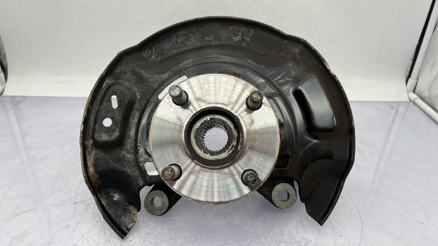 Fusee avant droit TOYOTA YARIS 2 PHASE 1 Essence