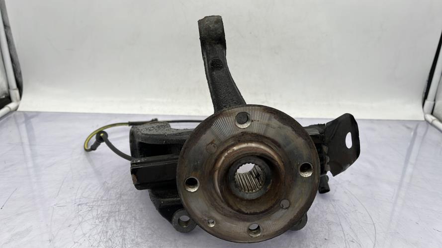 Fusee avant gauche PEUGEOT 108 Essence