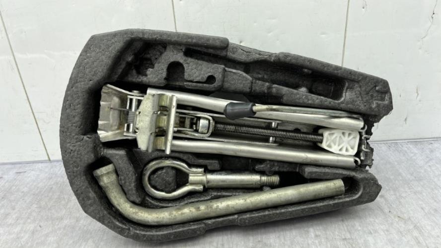 Cric (Ensemble depannage) VOLKSWAGEN POLO 4 PHASE 2 Diesel