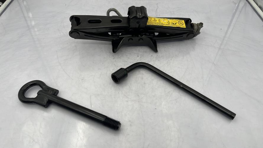 Cric (Ensemble depannage) RENAULT TWINGO 2 PHASE 1