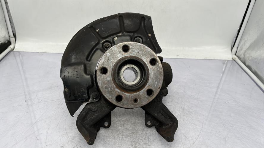 Fusee avant droit VOLKSWAGEN GOLF 4 Essence