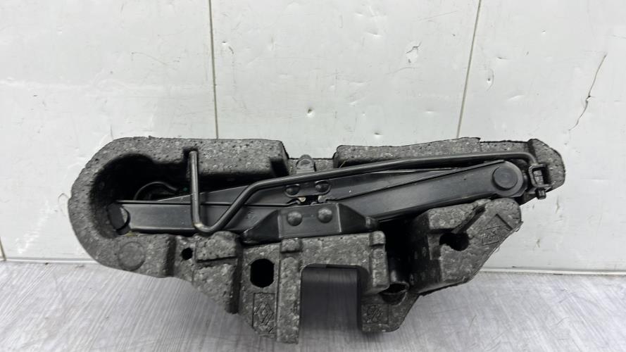 Cric (Ensemble depannage) RENAULT MEGANE 2 PHASE 1 Essence