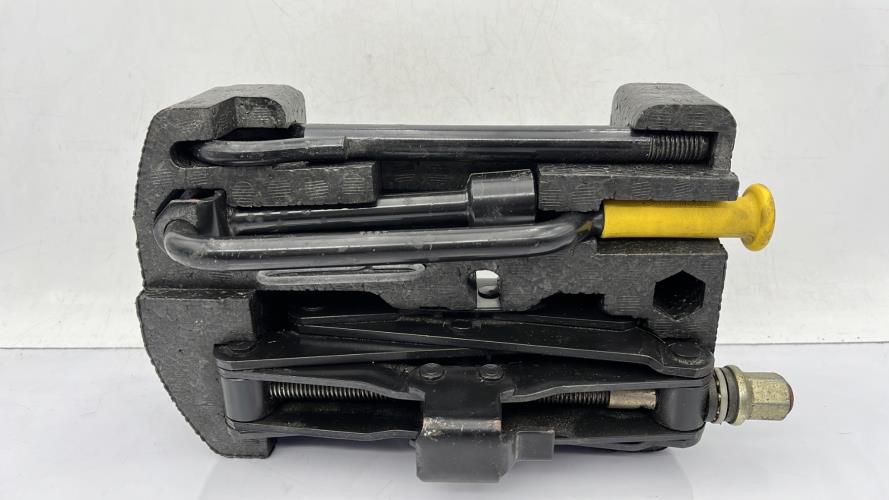 Cric (Ensemble depannage) RENAULT MEGANE 1 PHASE 2 Essence