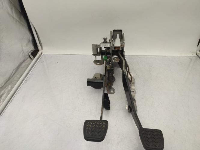 Pedale de frein PEUGEOT 108 Essence