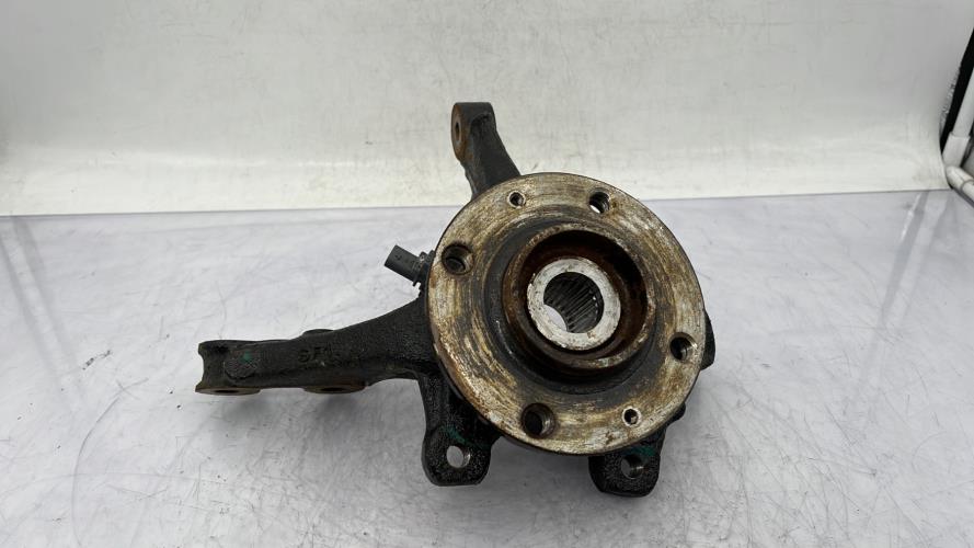 Fusee avant gauche PEUGEOT 208 2 PHASE 1 Essence