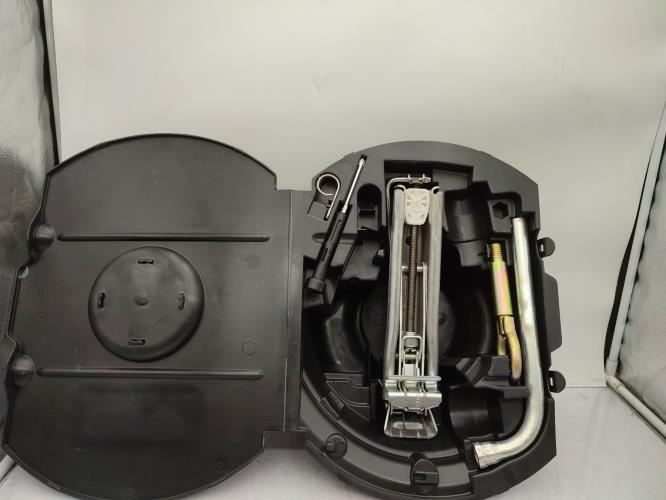 Cric (Ensemble depannage) VOLKSWAGEN POLO 4 PHASE 2 Diesel