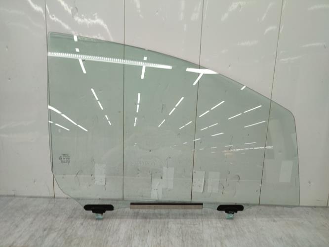 Vitre avant droit TOYOTA YARIS 2 PHASE 1 Essence